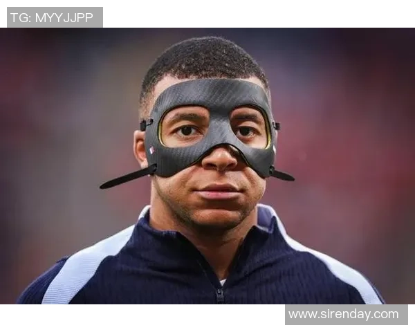 足球明星佩戴面罩训练视频揭秘运动员如何应对伤病挑战与恢复过程 足球明星佩戴面罩训练视频揭秘运动员如何应对伤病挑战与恢复过程