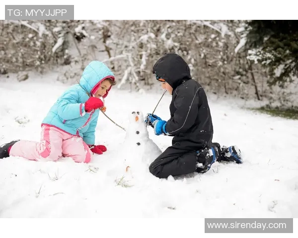 足球明星在雪地中尽情玩耍的视频素材展现冬季运动的魅力与乐趣